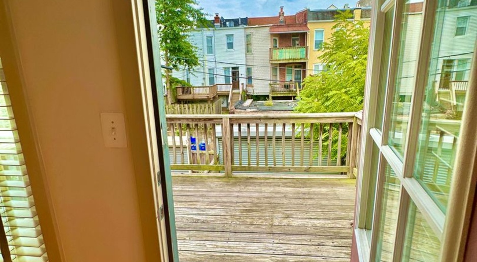 Columbia Heights Townhome 4 Bedroom incl. Mother-in-law Suite Parking & Balcony