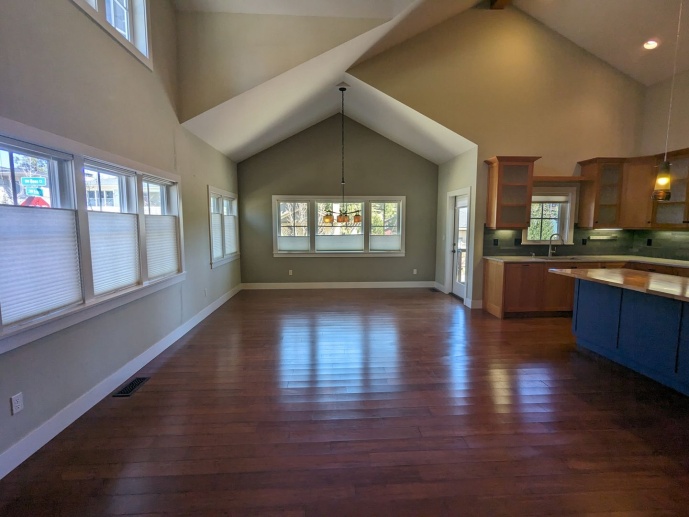 Gorgeous 3x2 in NW Bend w/ a double-car garage and island kitchen 