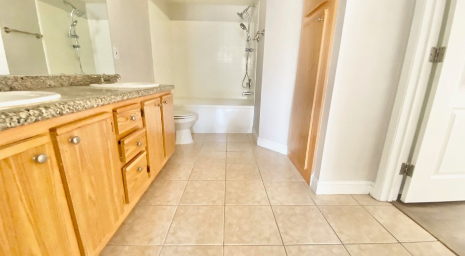 ADORABLE DOWNSTAIRS CONDO UNIT 1 BEDROOM / BATH, LOCATED IN A GATED COMMUNITY! 
