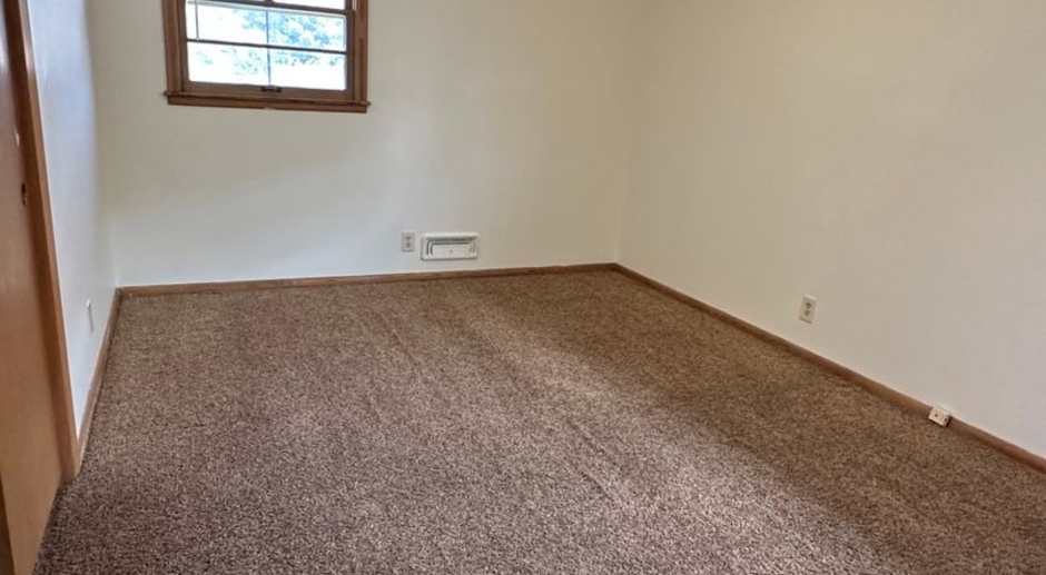 Columbia Heights Upper Level Duplex, Large Yard, Garage, Private Laundry,  Pets Welcome