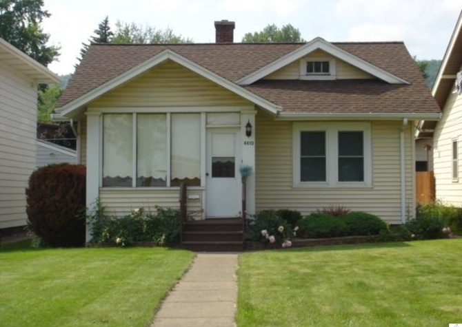 Houses Near June 1! 2 bedroom house with newer gas furnace and garage! 
