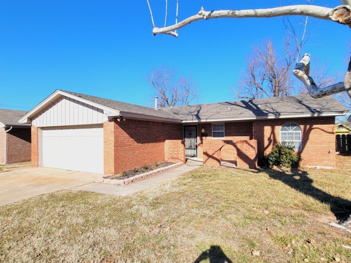 Welcome to the charming 3/2 home in the desirable location of Warr Acres, OK!