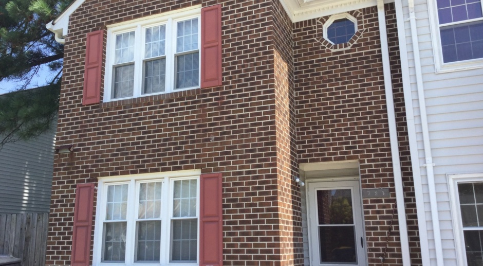 3 BED / 2.5 BATH TOWNHOUSE